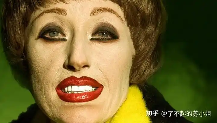 在这里,人性的丑恶嘴脸,作为美好的对立面,被艺术家拿来用作一种武器