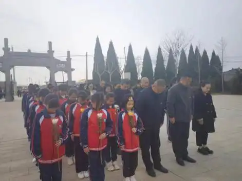 缅怀革命先烈传承红色基因阳明小学开展清明祭英烈活动