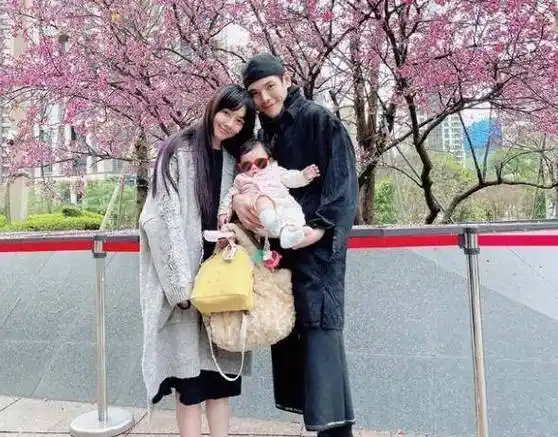 郭碧婷一家人去公园,公婆带娃,老公帮忙提鞋,过着小女孩的生活_时尚