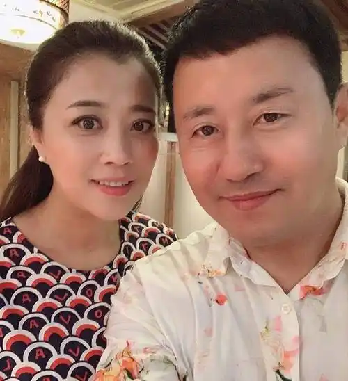 55岁"王长贵"与小19岁娇妻合影,老婆肤白貌美,网友:像父女
