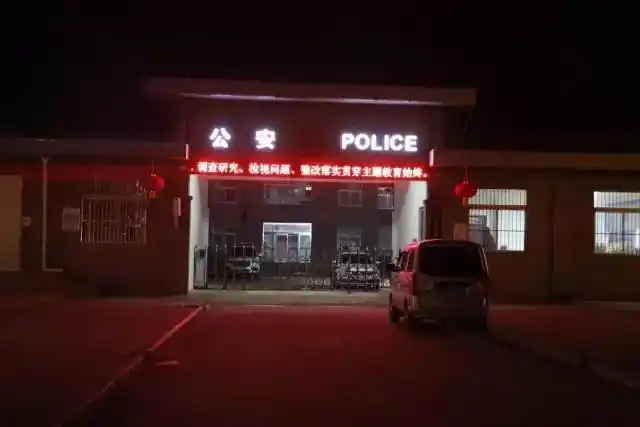 镇派出所的大院内,依然灯火通明,为了百姓的安危,他们随时待命.