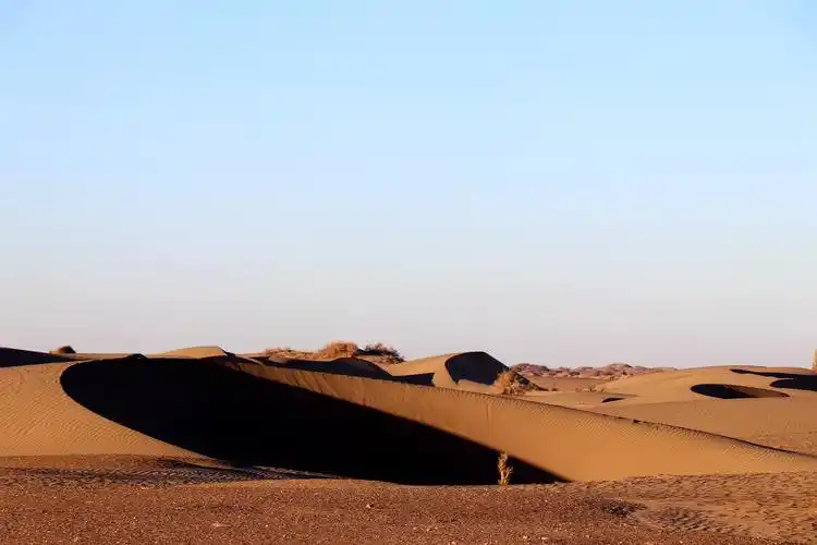 新月形沙丘,流线之美