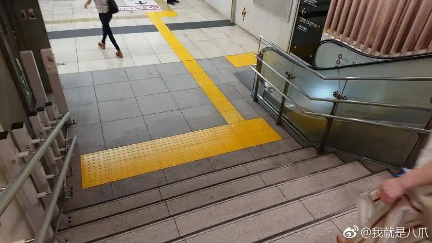 演唱会听完了,继续说说日本的公共设施设计细节|盲道|楼梯口|障碍物
