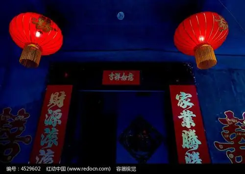 大门上悬挂着喜庆的大红灯笼