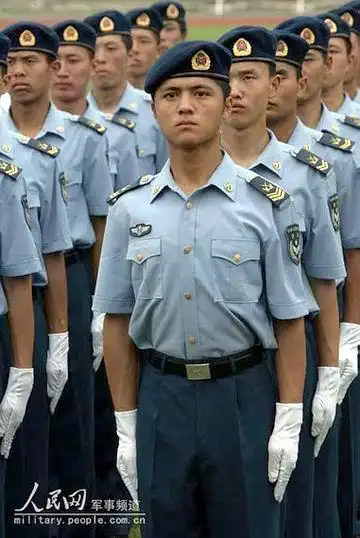 解放军全军士兵今夏全部换发07式新军装(组图)