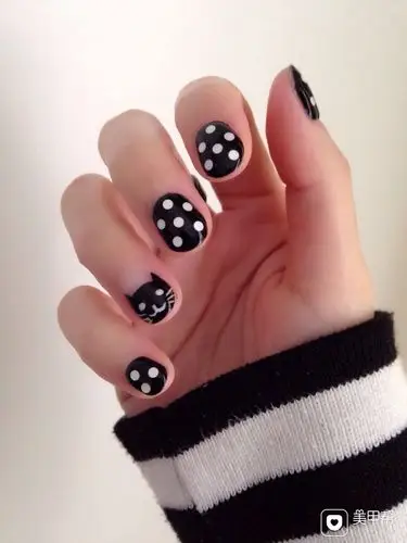 圆形可爱白黑black cat!美甲图片