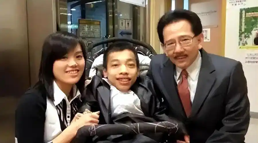 回顾袖珍总裁李创利高80厘米坐婴儿车赚上亿身家连娶两任美娇娘