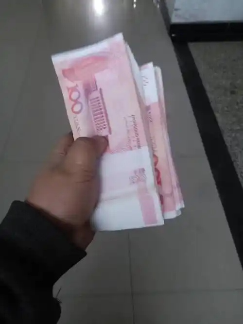 跪求一张手拿千元大钞滴真实图