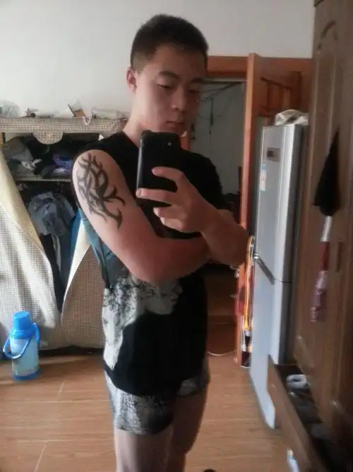 绝对不是古惑仔里面山鸡的纹身