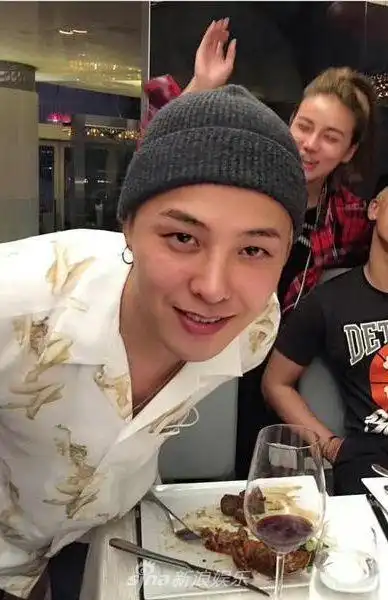 组图权志龙与好友聚会开心合照品美食眼神可爱