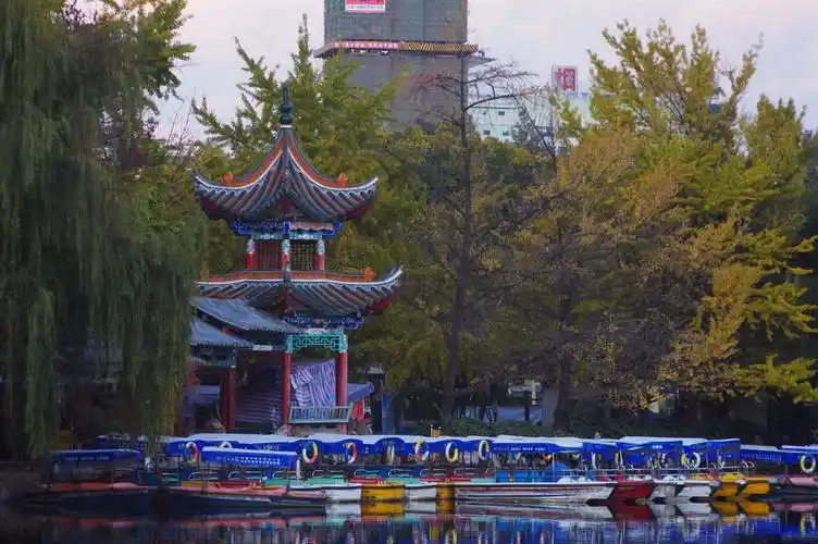 翠湖海心亭 br /> 无处不在的"烟"字,有人统计过,昆明的烟草广告世界