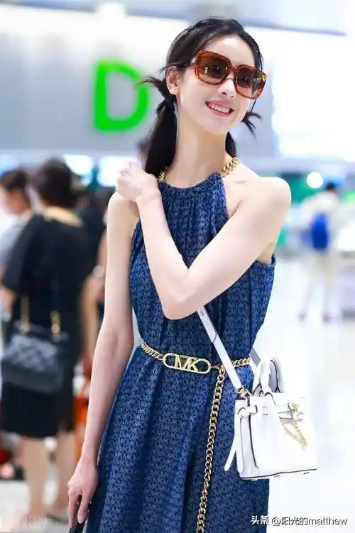 陈都灵街拍:穿印花连衣裙时尚亮丽_机场_上海