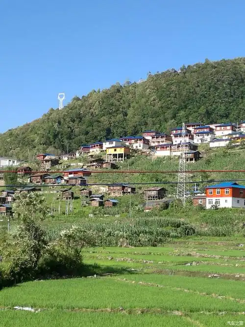 更高更远更酷】青进/疆出(播至 珠峰昼夜 ) 下图是背崩村的新农村建筑