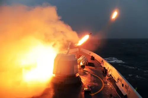 导弹护卫舰进行了一场为期五天的海上实弹训练演习,大庆舰为054a型