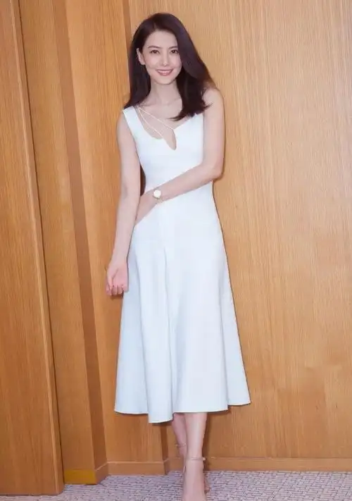 女神高圆圆穿蓝色开叉裙子真是性感锁骨搭配项链简直太美了