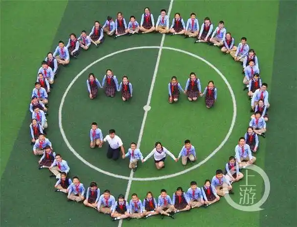 的学生合影墙十分引人注目,唯美,个性,小清新,每个班级都有独特的造型