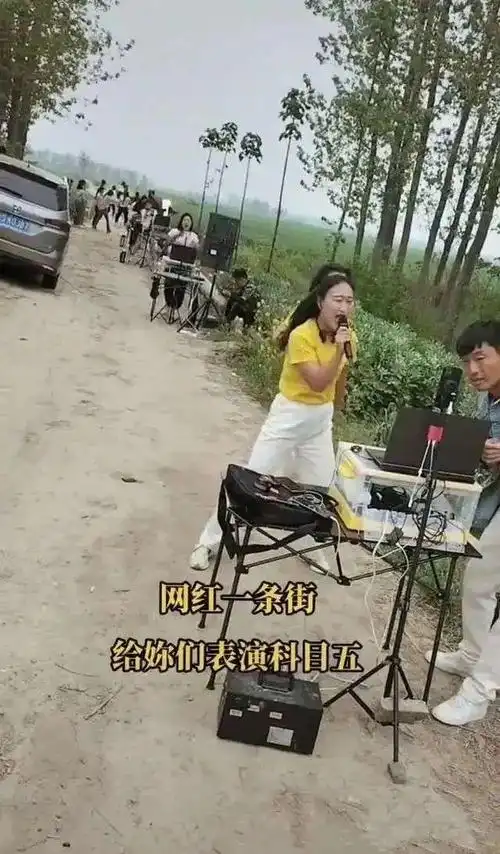 网红直播爆红的秘密年轻貌美主播深夜桥洞底下直播