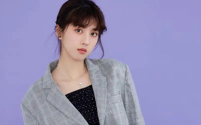 李凯馨时尚靓丽写真图片桌面壁纸