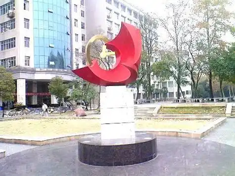 【景观简述】奋斗雕塑位于武汉理工大学马