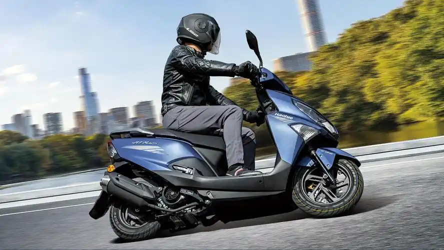 都比较特殊的摩托车,它是目前全类车型中对于新手而言最为友好的一类