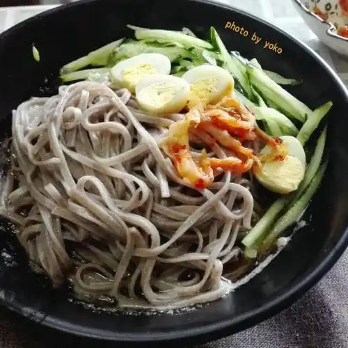 这是一道由生萝卜泥为基底的韩式凉拌面,一开始对生萝卜的辛辣味会有