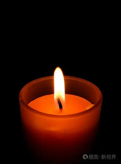 黑色背景上蜡烛