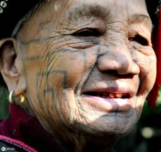 神秘的黎族阿婆,脸上刺青纹身令人觉得恐怖