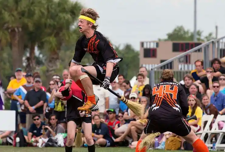 美佛州举行魁地奇世界杯骑扫帚满场飞