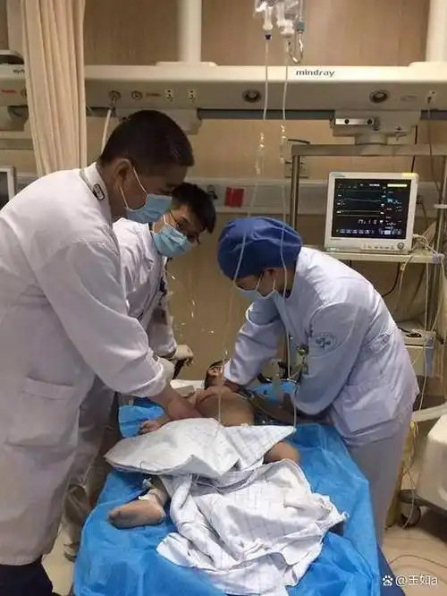 重庆一殡仪馆,送来一个9岁男孩遗体,正要将遗体送往冷库冷冻.