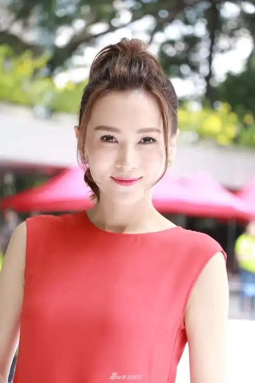 组图:诸葛紫岐出席活动展美貌 股市不利盼回升