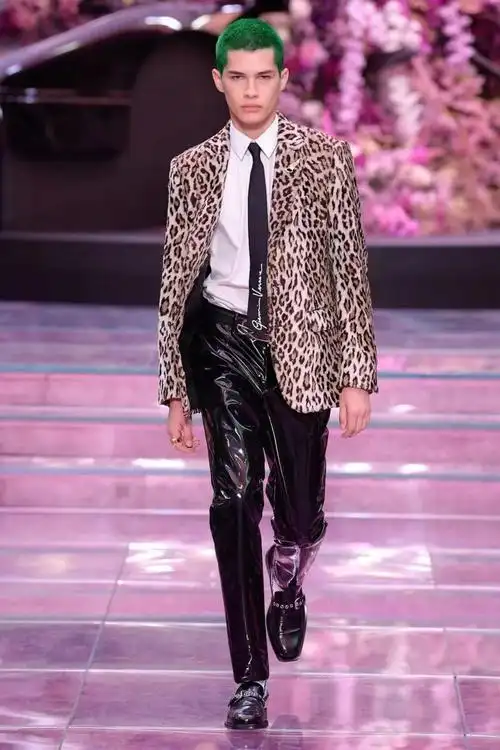 范思哲2020年春夏季男装秀点评:donatella向商业的妥协