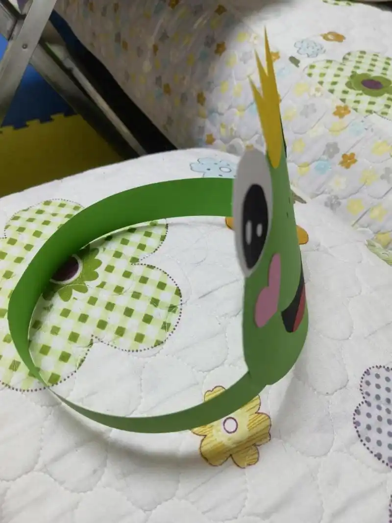 可爱的青蛙头饰 儿子学校留了作业 全家齐上手