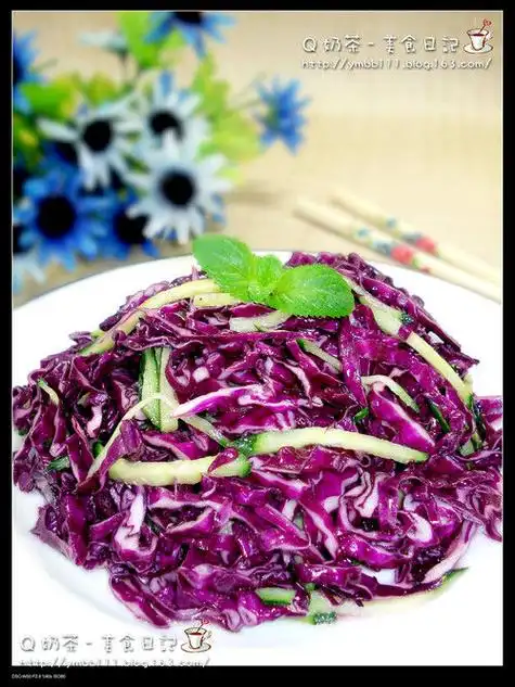 p>凉拌紫甘蓝是炎炎夏日常见的一道家常菜.