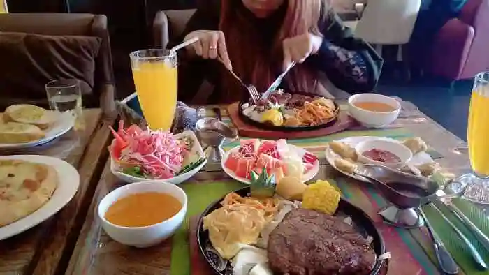 打分 70 /人 觉得牛排不太好吃  饮料也不是很好喝