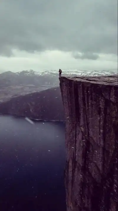 此刻当你陷入黑暗的绝境 才懂光明多遥不可及