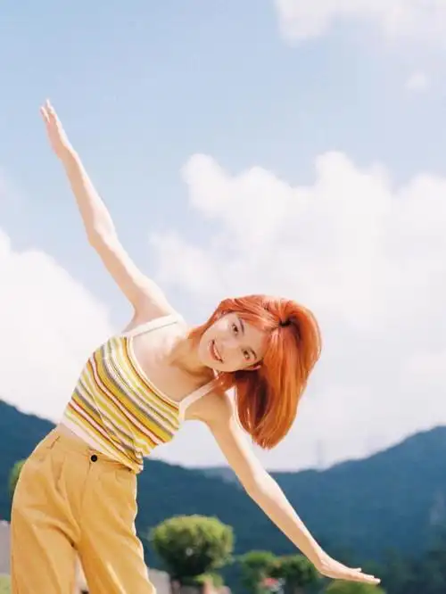 适合单人拍照的9个拍照姿势,自然不做作,拍出各种好看照片