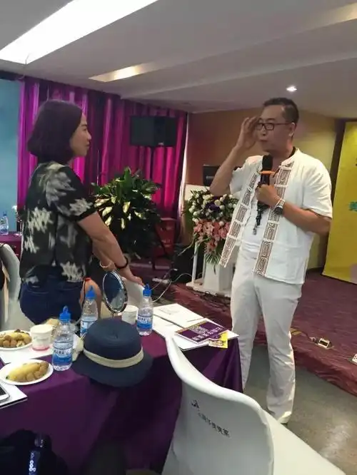 (祖延大师与顾客互动)