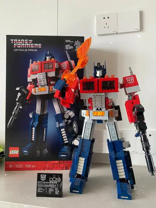 第一款变形金刚擎天柱,听说还原度更高的款,还能变形.