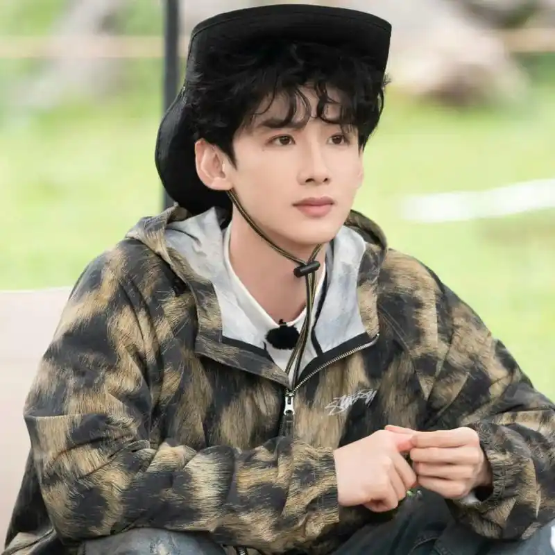 lv大使现在不香了,白敬亭今年拿的大使,但低调得跟没代言一样,品牌