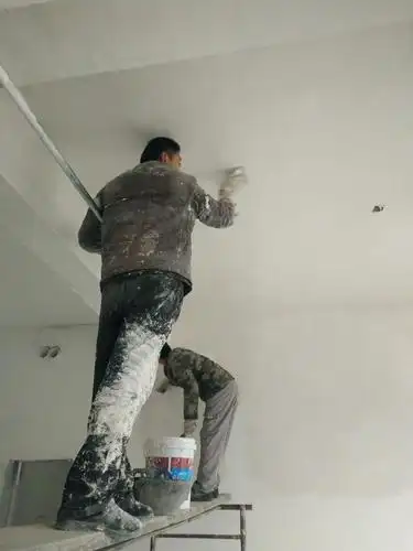 强疗住院楼室内墙体刮腻子4人.