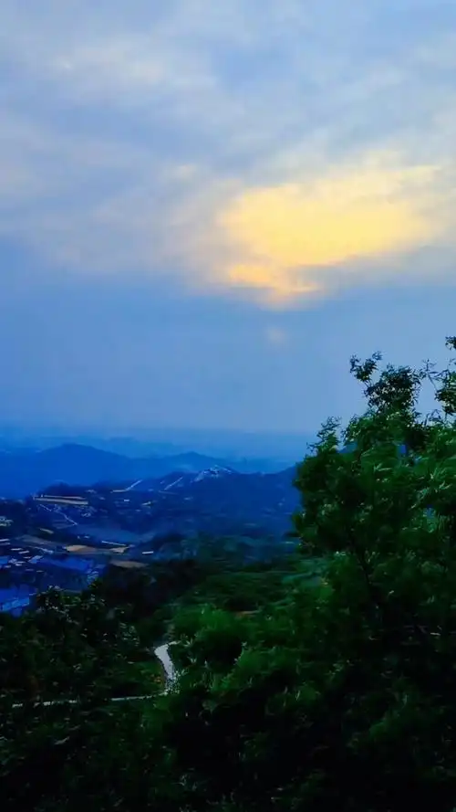 风大更有感觉#登上山顶看风景