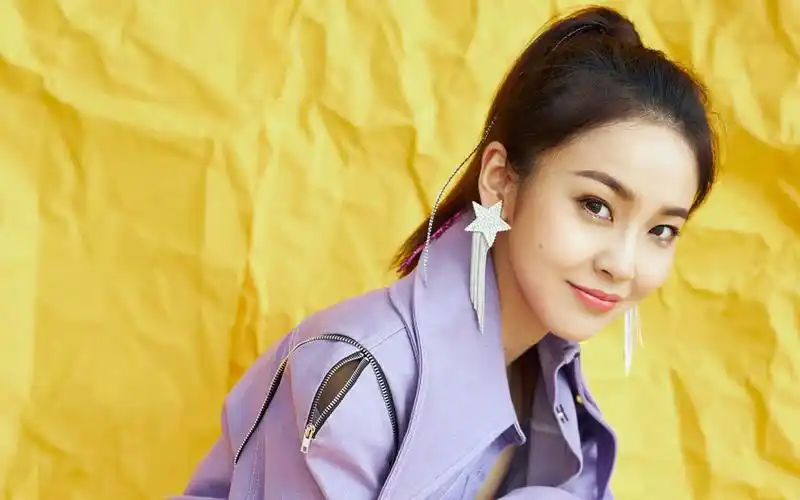 张佳宁运动风牛仔装图片66