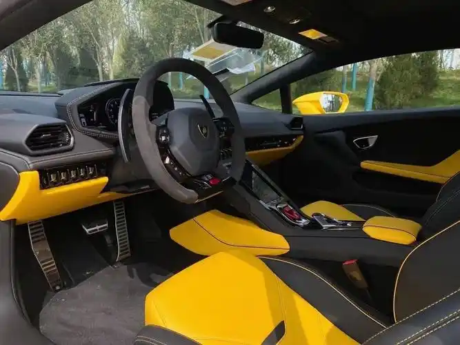 2020新款兰博基尼huracan evo内饰配置方面,新车提供了多种配饰风格