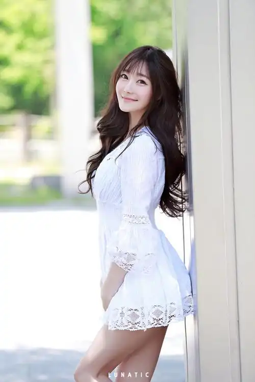 崔瑟琪的白色可爱连衣裙