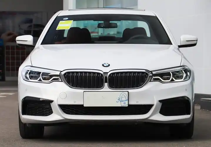 外观方面,全新5系采用了宝马最新的家族式设计,前脸进气格栅及大灯的