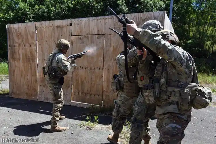 驻德美军实弹破门训练 霰弹枪发射专用弹药 以色列枪榴弹发挥威力_腾