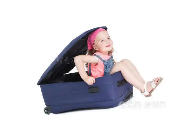 蓝色手提箱的孩子