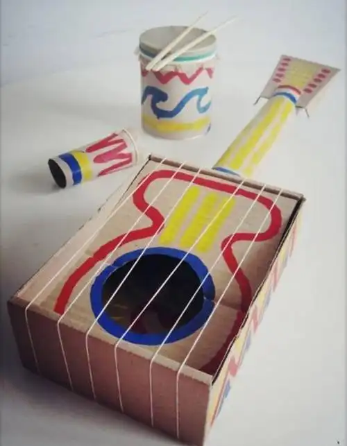 当然,吉他也可以简单地用个纸箱来改装.