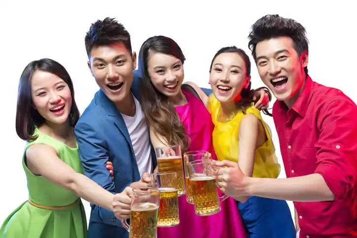 棚拍时尚活力年轻人聚会喝啤酒|优图佳视