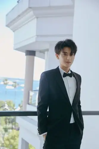 黄子韬身着saint laurent标志性黑色西装亮相第71届戛纳电影节红毯